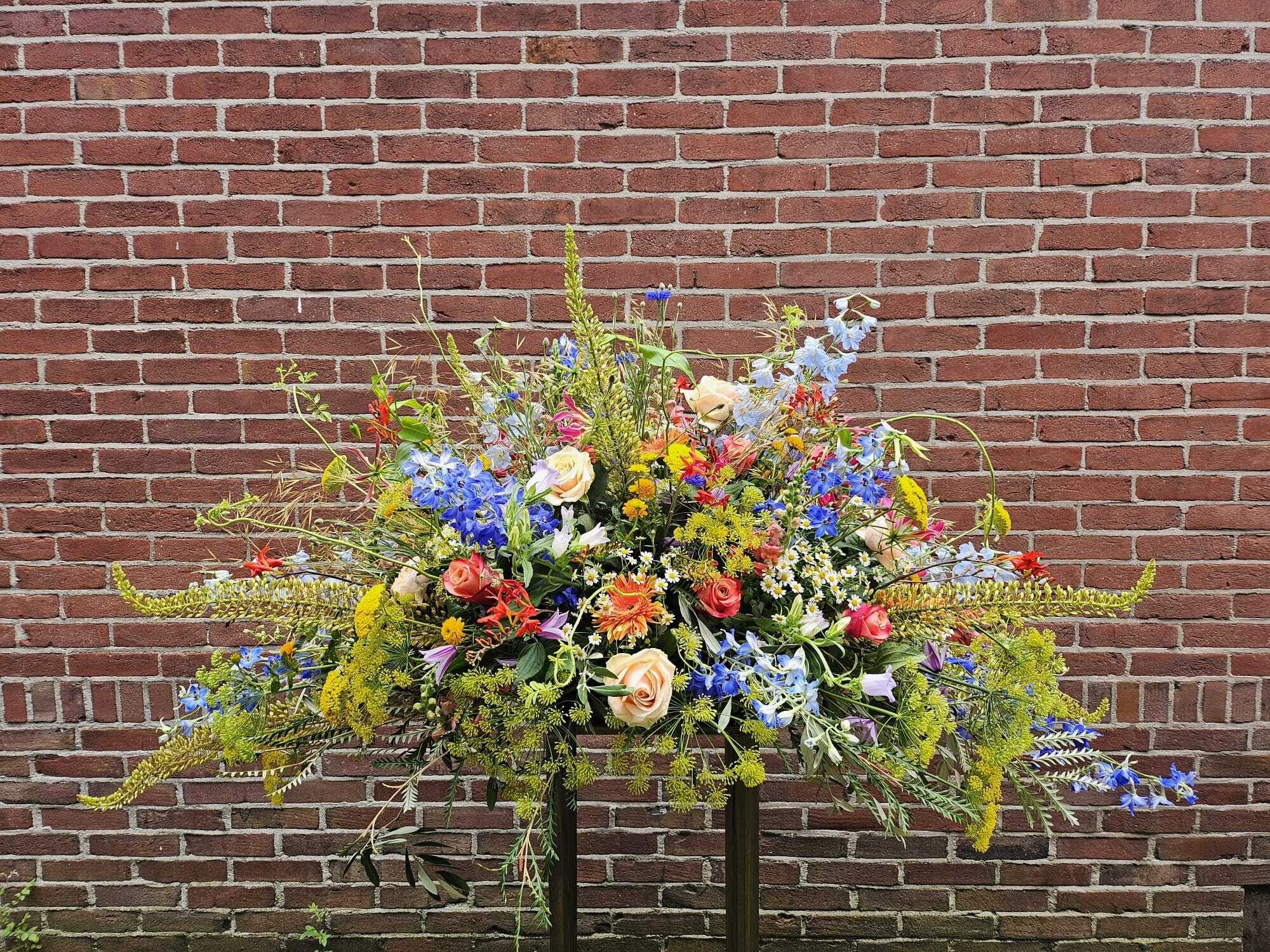 Rouwbloemwerk met veldbloemen
